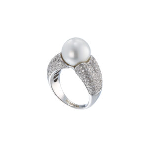Pearl ring with diamonds