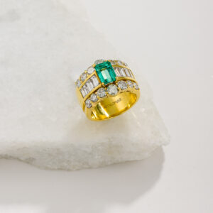 Emerald ring with Diamonds
