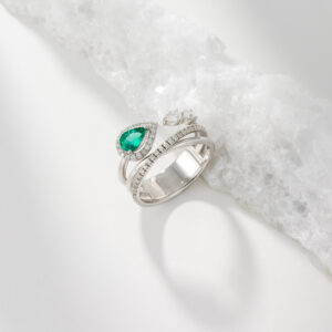 Emerald ring with Diamonds
